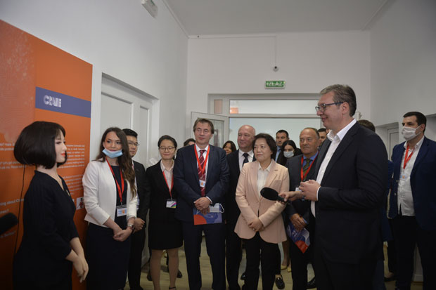 Вучић у Центру за роботику Учитељског факултета, разговарао са роботом Емом: Верујем да ћемо бити једна од дигитално најразвијенијих земаља (ФОТО/ВИДЕО)